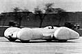 Rekordfahrt auf der Autobahn Dessau – Bitterfeld, 9. Februar 1939: Rudolf Caracciola im Mercedes-Benz Zwölfzylinderwagen W 154 (Ausführung für den stehenden Start).